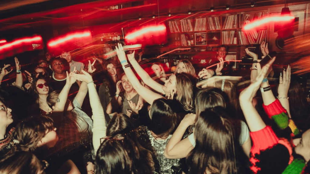 Fãs em listening party do single 'Aperture', de Harry Styles